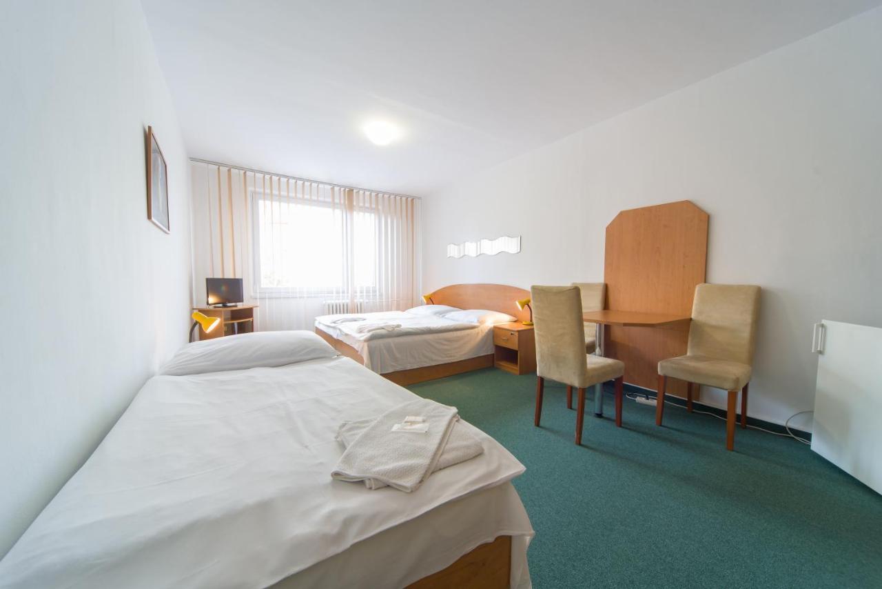 Hotel Arnost Garni Pardubice Esterno foto