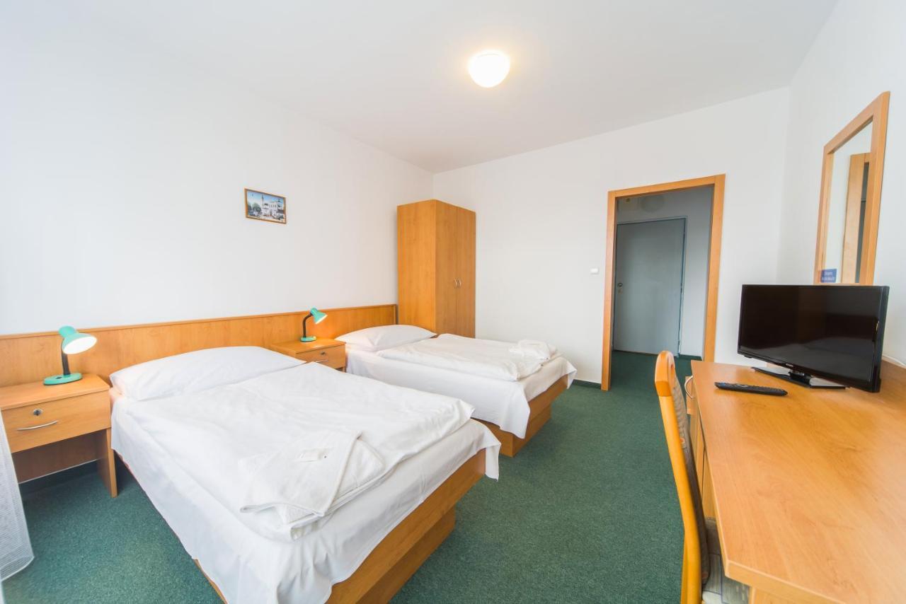 Hotel Arnost Garni Pardubice Esterno foto